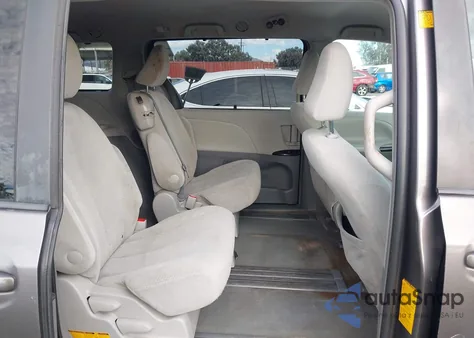 2012 Toyota Sienna Le V6 8 Passenger z USA, uszkodzony, nr VIN 5TDKK3DC8CS215541